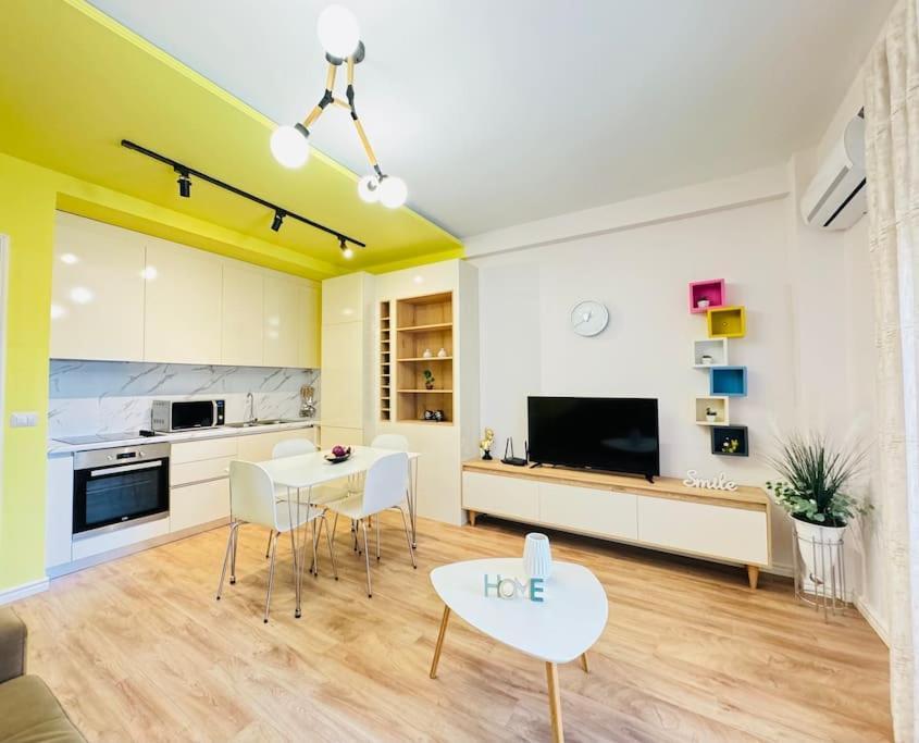 Yellow Apartment Драч Екстериор снимка