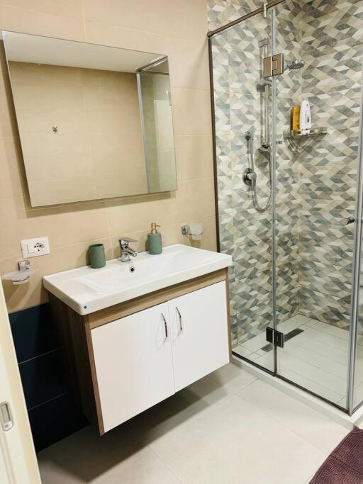 Yellow Apartment Драч Екстериор снимка