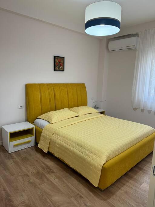 Yellow Apartment Драч Екстериор снимка
